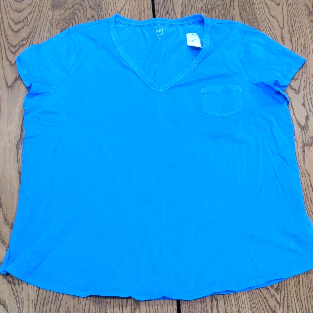 New Gap v neck tee XXL with tag